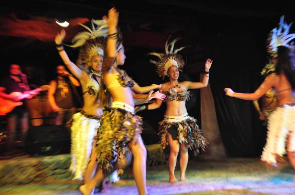 Show de danças e músicas típicas da Polinésia em bar de Hanga Roa, única cidade na Ilha de Páscoa, ilha chilena no meio do Oceano Pacífico